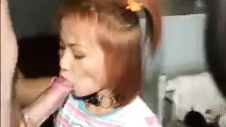 جميلة سمراء صغيرة تأخذ قضيب آسيوي ضخم