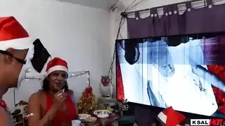 حفلة جنس عيد الميلاد: داني يأخذ قضيبين كبيرين بعمق في مؤخرتها