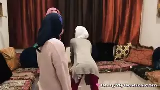 فتاة عربية مثيرة تكسر القواعد لأجل قضيب أسود ضخم