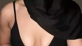 إباحية عربية قاسية: فتاة محجبة تتخيل إدخال قضيبين صناعيين