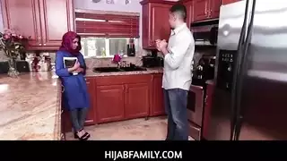 فتاة عربية مثيرة آدا سانشيز تتوق لضربات قضيب عملاق