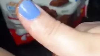 فتاة عربية هاوية تستمني بقوة من أجل الشوكولاته والقضيب الأسود الكبير