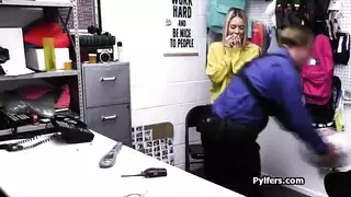 شقراء تدفع فاتورة المطعم بعلاقة فموية عميقة