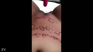 عاهرة عربية تئن وهي تركب جهازًا مهتزًا