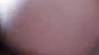 مراهقة ساخنة تغوي رجلاً أكبر سناً في مشهد إباحي صريح