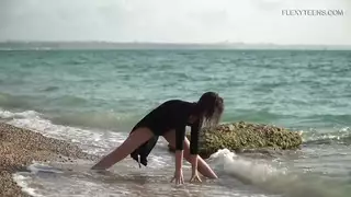 جنس جماعي في المحيط مع سباحة مثيرة