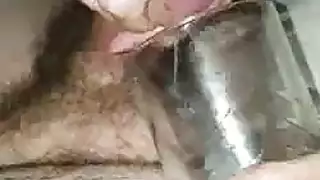 عاهرة هنتاي مرتدية بانتيات وردية تأخذه في مؤخرتها