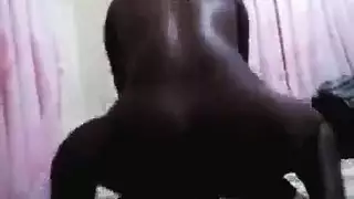 طلبت فتاة رائعتين تدليك، لكنها انتهت إلى ممارسة الجنس مع معالج تدليكها