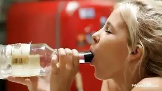 استمناء كس وردي: فتاة تلمس نفسها بلذة حتى الهيام