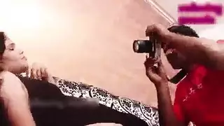 ممثلة ذات صدر كبير تلعب بثديها بينما يمارس معها عميلها مثير الشهوة الجنسية بشراسة