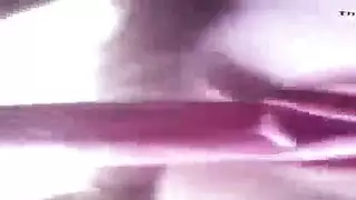 جليسة المراهقة المشاغبة تأخذ عدة قذفات أثناء العمل