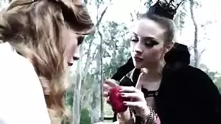 طقس شانيل بريستون الليلي: التعرّي والوصول للنشوة