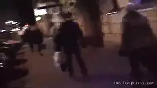 جلسة جنس عنيفة: مراهقة ترتدي جوارب تمارس الجنس الخشن مع شاب وسيم