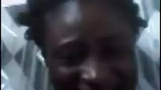 الفتى الخجول السفلي يحصل على مؤخرته الضيقة مدقوقة بقضيب أسود ضخم