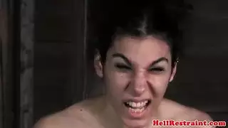 فتاة خاضعة تحصل على متعة فموية خشنة