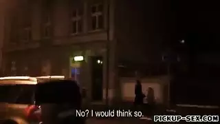 عروس بنوية تئن بينما المترجم يضرب فتحتها الضيقة الرطبة