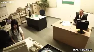 فتاة مثيرة تتصرف بطريقة وقحة في مشهد إكس إكس إكس