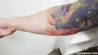 مراهقة حمراء تحصل على وجه مليء بالسائل المنوي من أمين المكتبة