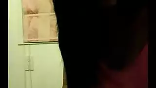 سارة ذات الصدر الممتلئ تئن أثناء وضعية الكلب الخشنة