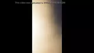 زوجة ثرية تتمدد على نطاق واسع في مشهد قذف نقدي صريح