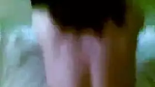 يتحمم مع امة لتوفير المياة