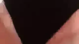 آسيوية لطيفة ترتدي جوارب سوداء تبدأ مشهدها الإباحي