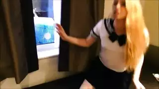 قذف الشيميل: جميلة شقراء بقضيب صلب تضخ السائل المنوي الدافئ