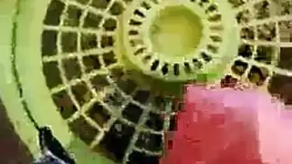 أم مراهقة صغيرة الصدر تتعرض للجماع على وجهها وهي ترتدي ملابسها الوردية