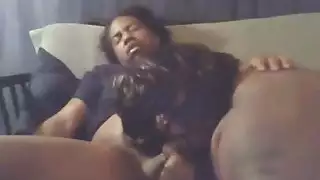 إنزال قوي على الوجه: عاهرة سمراء تبلع ثم تأخذ الحمولة