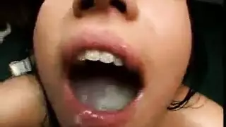 تختنق من أجله: عاهرة تأخذ عدة قذف على الوجه وتبتلع