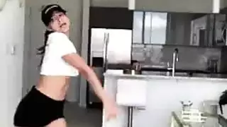 قنبلة شقراء تركع لخدمة العضو الغليظ لحبيبها