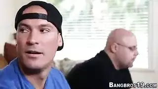 مراهقة تذهب مع زاملها من بعد خروجهم من مدرسها وينيكها حقيقي