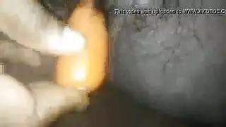 مراهقة تستكشف مهبلها المبلل بلعبة