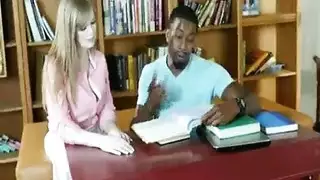 صديق أخيها يمارس الجنس مع الشقراء المراهقة حتى الإرهاق في ماراثون جنسي
