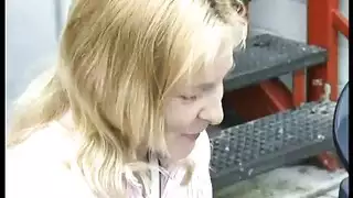 جنس خارجي إكس إكس إكس: فتاة ألمانية شقراء تمص وتتناك في الغابة