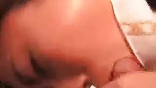 يلف حبل علي رقبتها وهي علي زبه فلا تستطيع التنفس و تموت و ينيكها