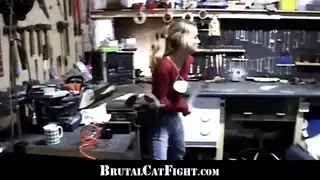 عراك نسائي ذوات الثدي الكبير ينتهي بجنس شرجي قاس في ورشة السيارات