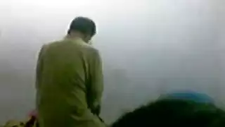 شاب مع الخدامه خلفي