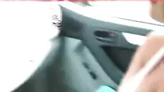 خدمة بلع عميق لزبون في سيارته