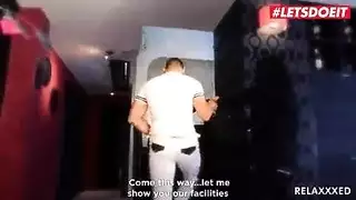 سمراء تري أفضل صديق لها كيف تحب الجنس القوي