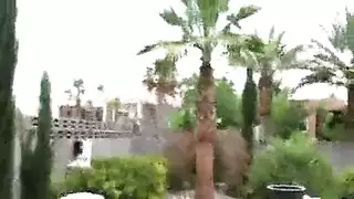 استمناء لورا لمعان المثير على الأريكة يؤدي إلى ضرب عنيف بوضعية الكلب