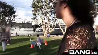 لاتينية هاوية تدفع مهبلها على قضيب صلب