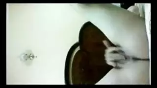 مشهد إباحي في غرفة النوم: مراهقة مثيرة تلمس فرجها المبلل حتى رعشة النشوة