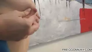 نيك حامل ينزل الحليب من فديها