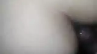 بالإصبع فتاة فقيرة غير خاضعة للرقابة