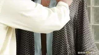 يتحرش بها من الخلف وتستسلم