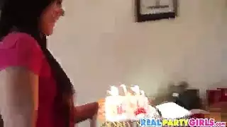 يتحول حفل عيد ميلاد نجمة البورنو إلى حفلة برية للكسس والعمل الشرجي