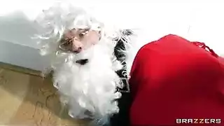 عاهرة سمراء تأخذ قضيبين في جلسة جنس صريحة