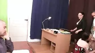 بالغون شباب يستكشفون أوضاعًا صريحة