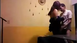 شريط جنسي بكاميرا تجسس: زوجة عاهرة تأخذ قضيب عشيقها الصلب